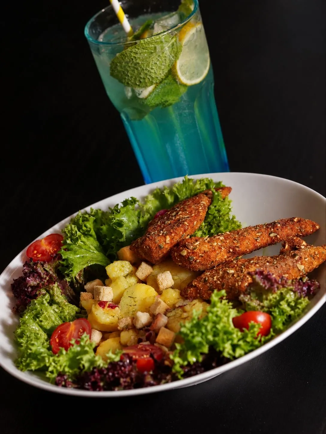Salat mit Backhendlstreifen
