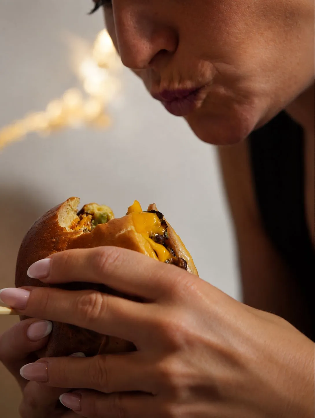 Ein Gast beißt in einen Burger