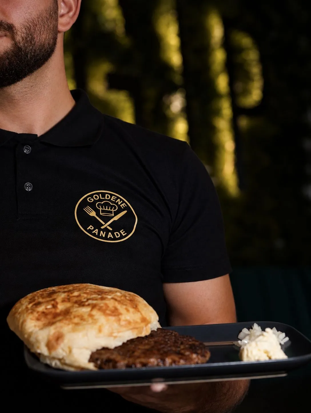Ćevapčići im Fladenbrot mit Kajmak und Zwiebeln