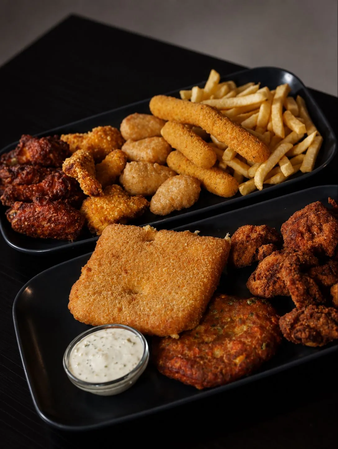 Fingerfood-Teller mit Nuggets, Wings, Mozzarella Sticks und Pommes